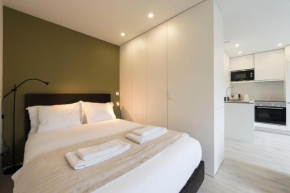 LovelyStay - Modern Loft with Gym & Free Parking minutes away from CBD